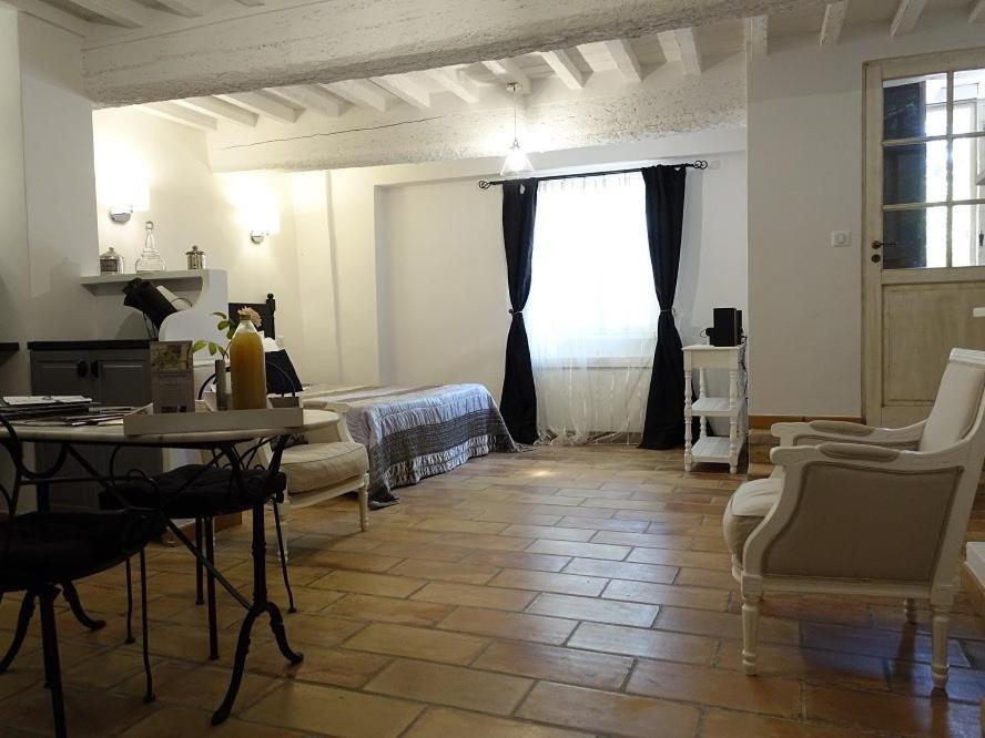 Les Gites Du Domaine De Rhodes Авиньон Стая снимка